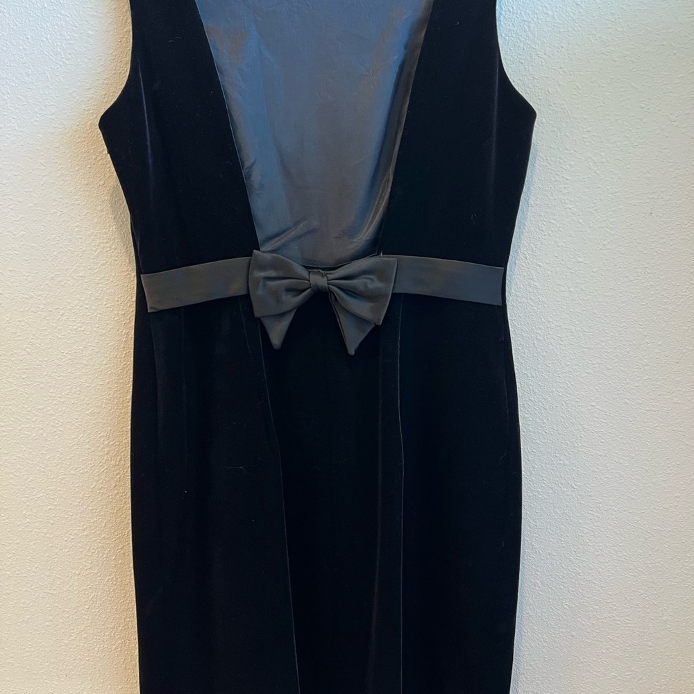 Elegant Black Sleeveless Velvet Dress vintage Shelli Segal 12P V-back prom